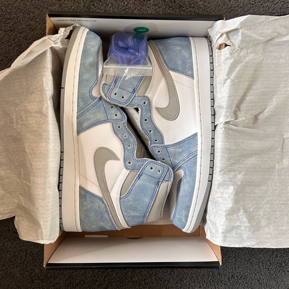 Air Jordan’s 1 Retro High OG Hyper Royal (2021)Size: Men’s 11.5